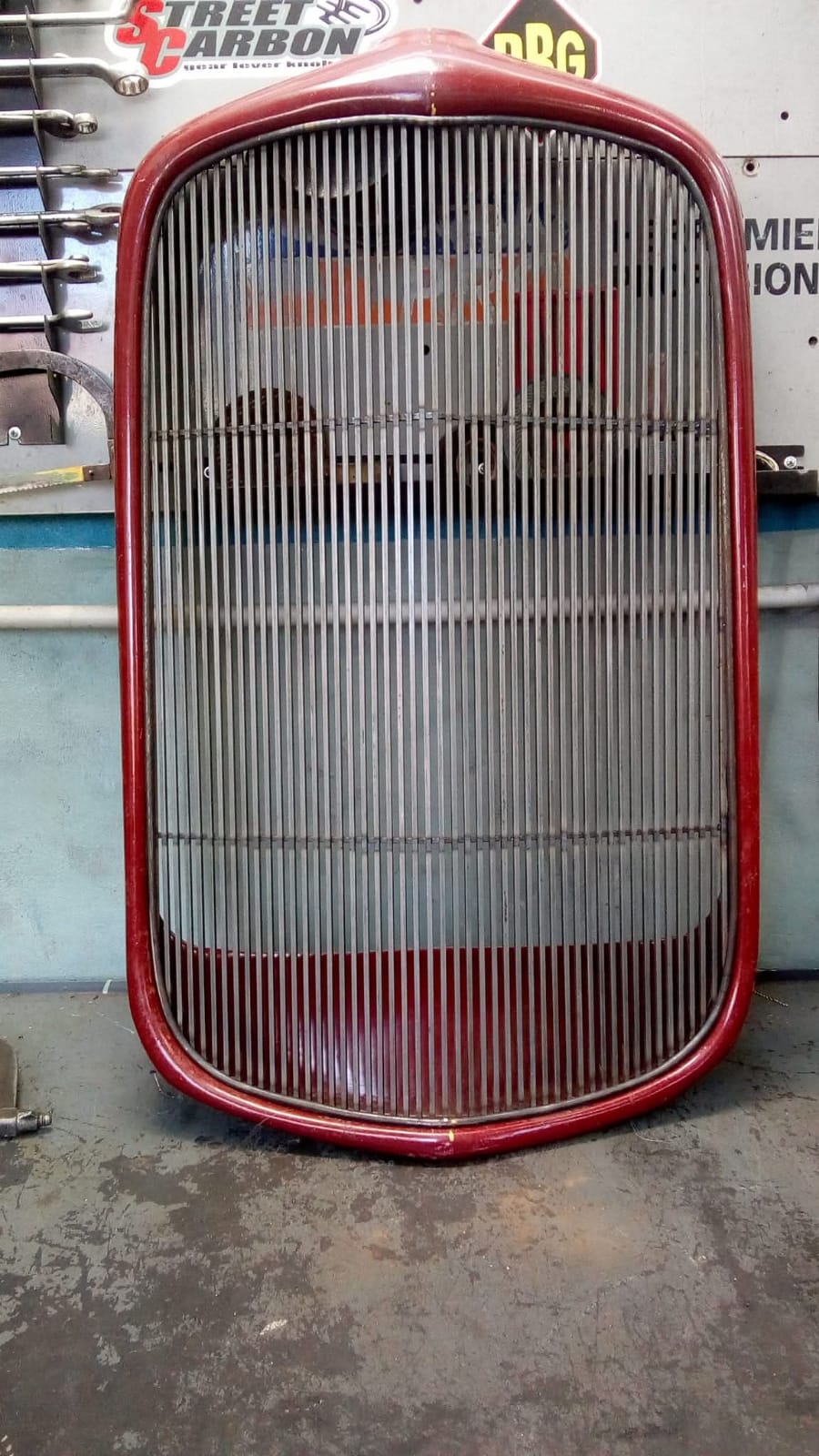 Radiadores vintage en taller con maquinaria antigua