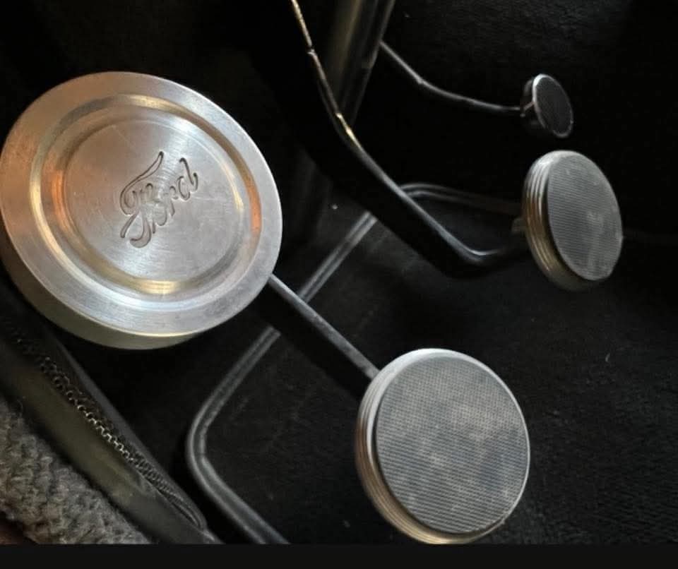 Chasis con logo Roadster Designs en mesa de trabajo